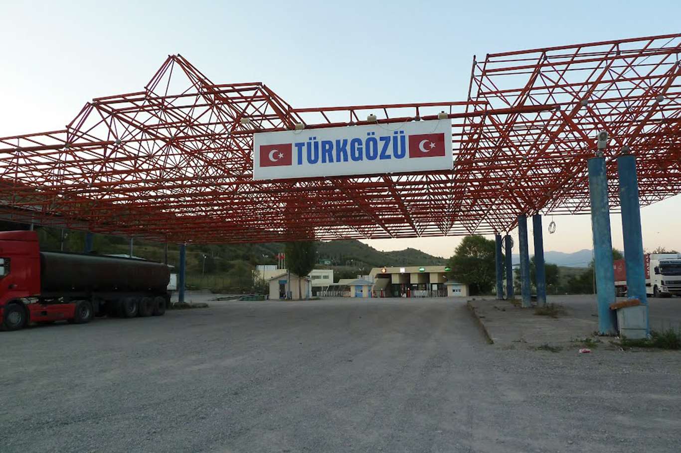 Türkiye ile Gürcistan arasındaki sınır kapısı yeniden açıldı Türkiye ile Gürcistan arasındaki sınır kapısı yeniden açıldı